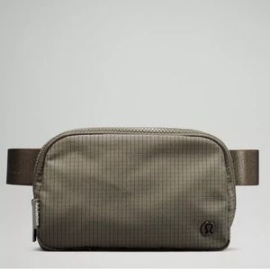Lululemon Everywhere Belt Bag, Carob Brown/Black, NWT Unopened, Unisex